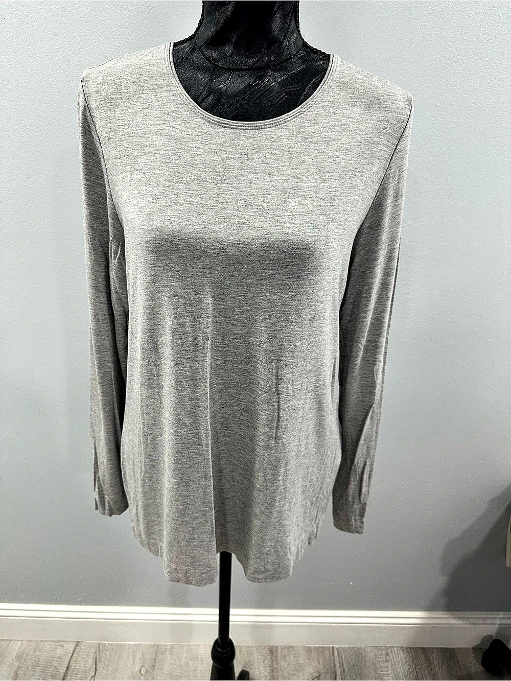 Chico's Long Sleeve Top in Gray Size 1 USA size M